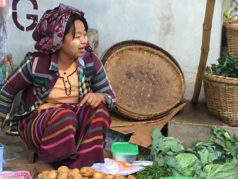 Jean Pierre Gimenez – au marché de New Pagan, Birmanie