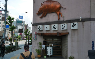 Fondue japonaise à base de viandes de gibier au restaurant Momonjiya, Tokyo