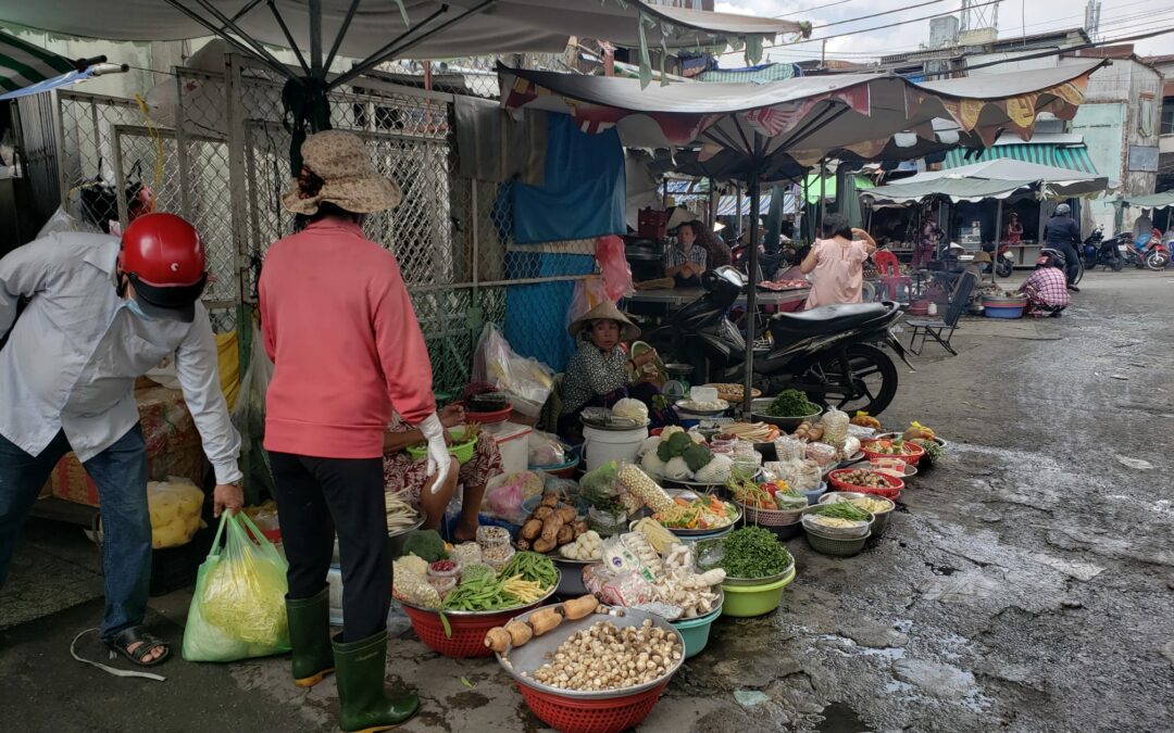 Scène de rue vers le Marché Chợ Bình Tây à Saigon