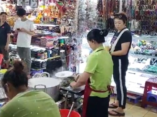 Création de bánh cuốn en direct au Bên Thành market de Saigon