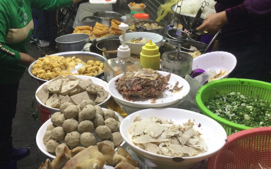 Restaurant en bord de rue au Vietnam