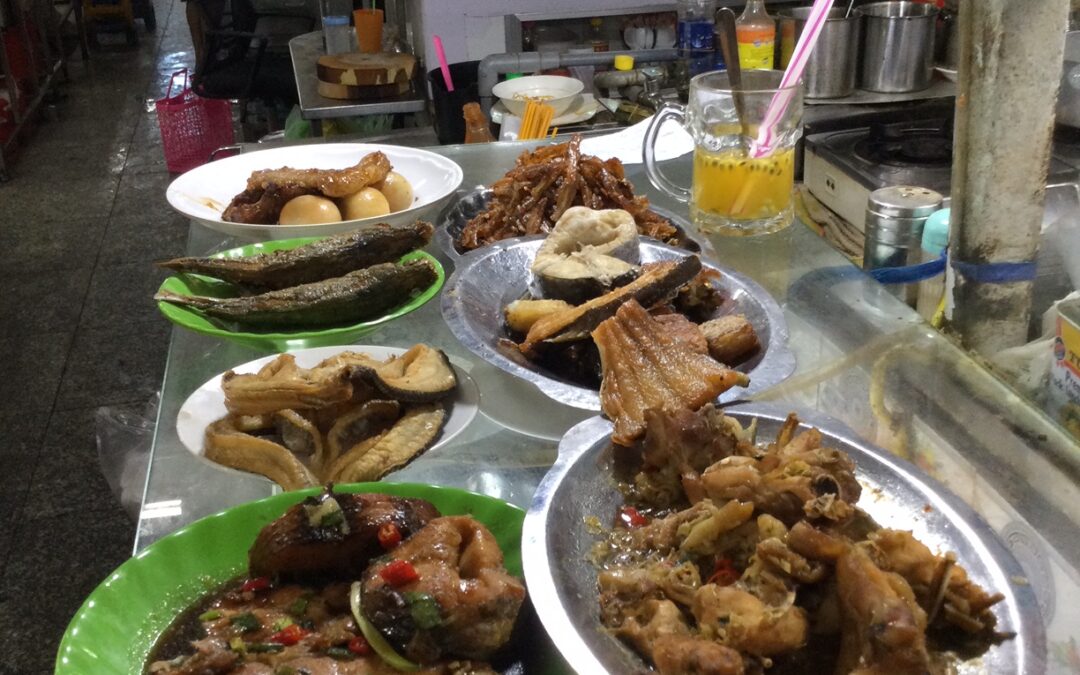 Découverte de plats vietnamiens dans le marché